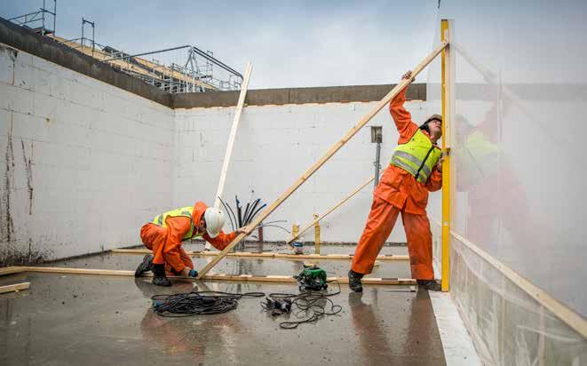 MONTERING 6 Rød tekst og strek beskriver det som monteres på byggeplassen