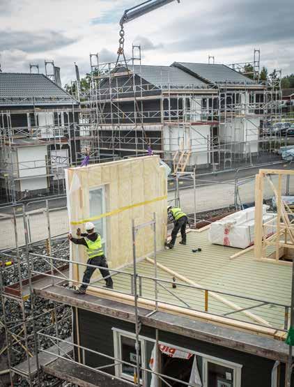 TIPS Før montering av tak kan man heise inn takplater og innvendige materialer.