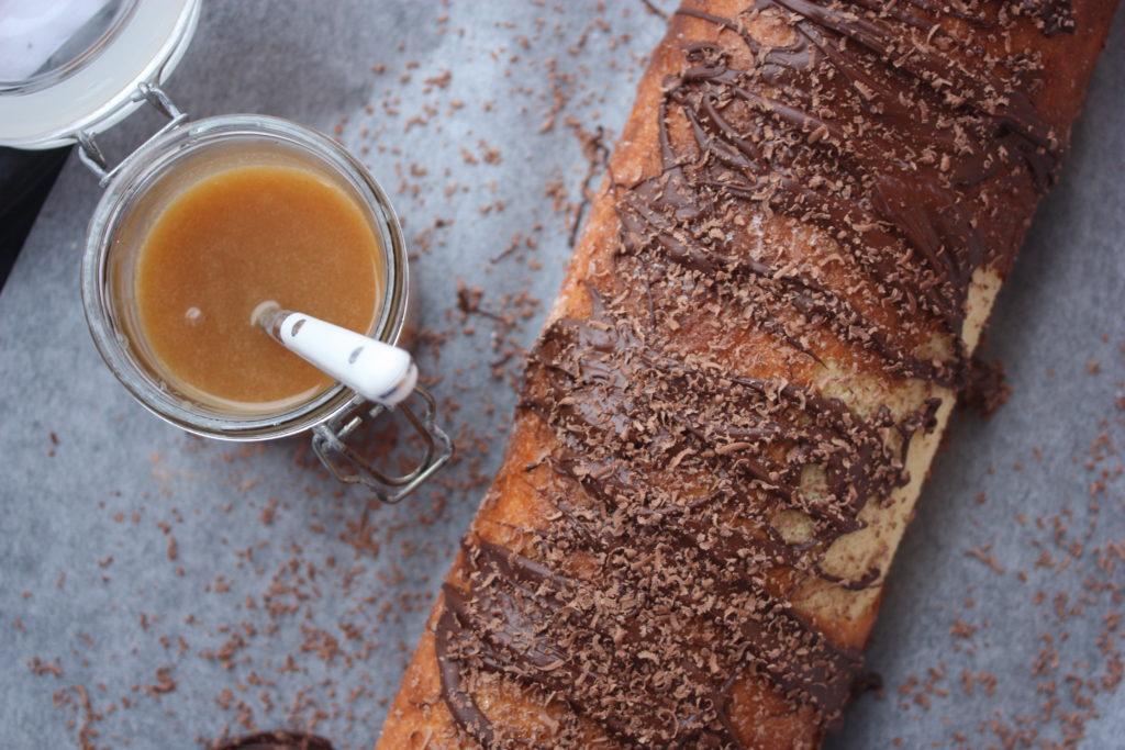 Supergod rullekake med salt karamellsaus og banan Det er søndag, det er februar, det er morsdag. Jeg vet at mange har et anstrengt forhold til denne dagen. Mor. Mamma. Et ord fulladet med følelser.