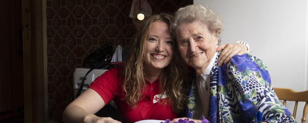 Foto og tekst: Thea Raabe / Norges Røde Kors For Gunhild (97) har det vært avgjørende for hennes liv og helse at Birgit (31) en dag dukket opp på døren og ble hennes besøksvenn. "I fjor jeg ble 96 år.