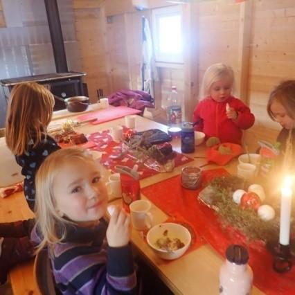 "Jesus ble jo født julaften, det er derfor vi feirer jul" sa en, storefotene har jo vært i kirken på kirkevandring og fått med seg historien der, andre har hørt det hjemme.