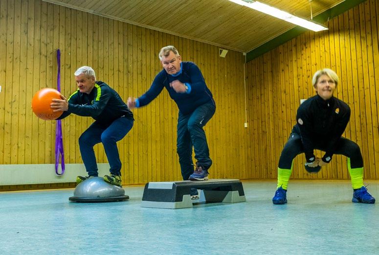 Her får jeg hjep ti å komme i form, sier Torfinn Gravdah fra Hønefoss, og skryter av instruktørene på Camp Eggemoen, her i gang sammen med instruktørene Tore Guen (ti v) og Line Grøndaen (ti h).