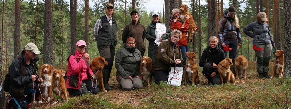 Bildet: Dommer Marie Kinder med premierte deltagere på tollingjaktprøve i Elverum. Norsk lagmesterskap: I år trommet avdelingen sammen et lag som deltok i NLM.