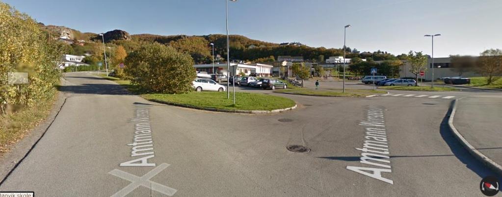 22 Figur 23: Amtmann Worsøes gate ved innkjøring til skolen, sett fra vest. (Google street view, 2012) 6.3.1 Fartsdempende tiltak Det bør gjøres fartsmålinger i vegen.
