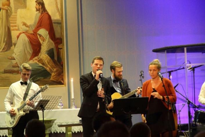Tonje Løvland ledet gudstjenesten, Flekkefjord Soul Kids gledet oss med sang, og ungdom og unge voksne stod for musikk og ledet lovsangen.