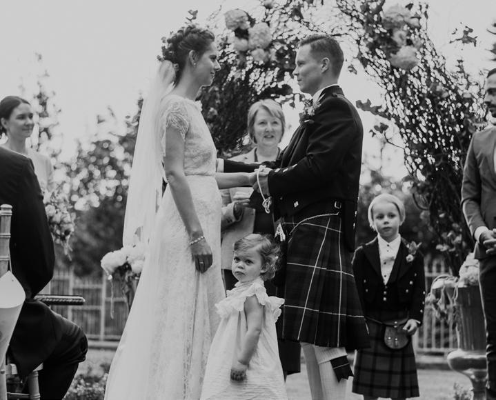 Det ble ekstra sterkt å «Tie the Knot» med barna som endel av vielsen. da yret det så vidt i lufta. Vielsen varte i ca tjue minutter, hvor ritualet «Tying the Knot» var sentralt, en skotsk tradisjon.
