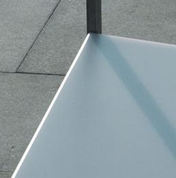 MATERIALIEN /MATERIALS Polyethylen Polyethylene Dieses für Tischplatten, Sitze und Sitzlehnen verwendete Material ist ein mit hoher Dichte gepresstes Polyethylen PEHD.