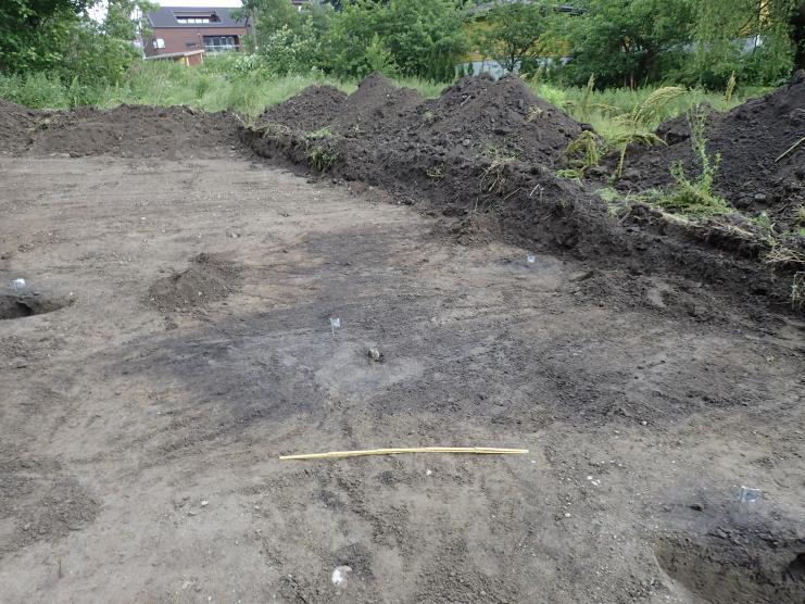 F9 Nedgravning/dyrkingslag Mål: 350 x 390 cm Strukturen fremstår i undergrunnen som et ujevnt lag med heterogene fyllmasser av fet, kompakt masse med kullspett og enkelte kullholdige partier.