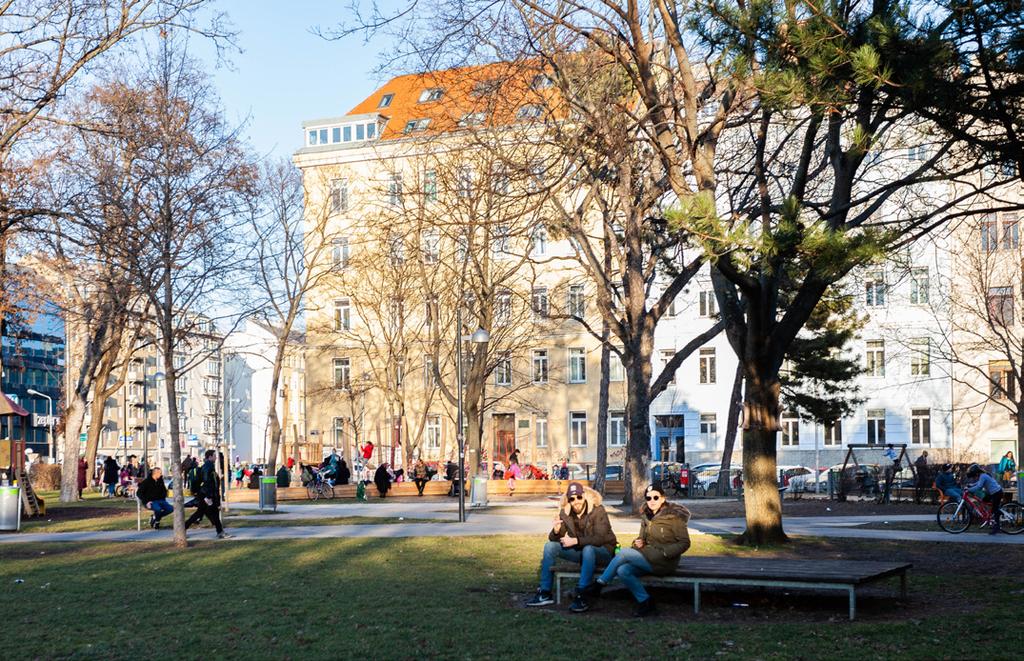 Ved å ha flere forskjellige områder i parken, ble det mulig å trene, sitte uforstyrret eller møte andre foreldre ved lekeplassen, da folkene hadde en tendens til å samle seg der.