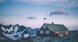 Vestre del av Hardangervidda er kupert, og en av Norges største breer, Hardangerjøkulen, ruver i nordvest. Den karakteristiske Hårteigen, 1690 moh, er selve veiviseren.