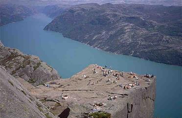 4.5.7X (Eksamen 1MX, Våren 006) Til høyre ser du et bilde av Preikestolen. Dette platået ligger ved Lysefjorden i Ryfylke og er 604 meter over havet.