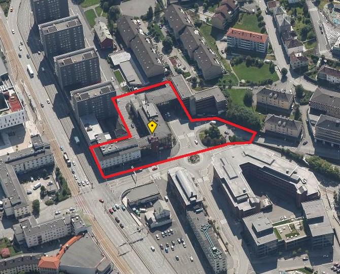 et område ved Danmarksplass i Årstad bydel. Planområdet omfatter et areal på ca. 7,7 daa. Figur 1: Planområdet er vist med rødfarge i oversiktskart og skråfoto.