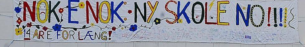 Banner som ble hengt opp i forbindelse med en elevaksjon ved en Trondheims-skole på vent. Teksten sier: "Nok e nok. Ny skole no!!! 14 år e for læng!