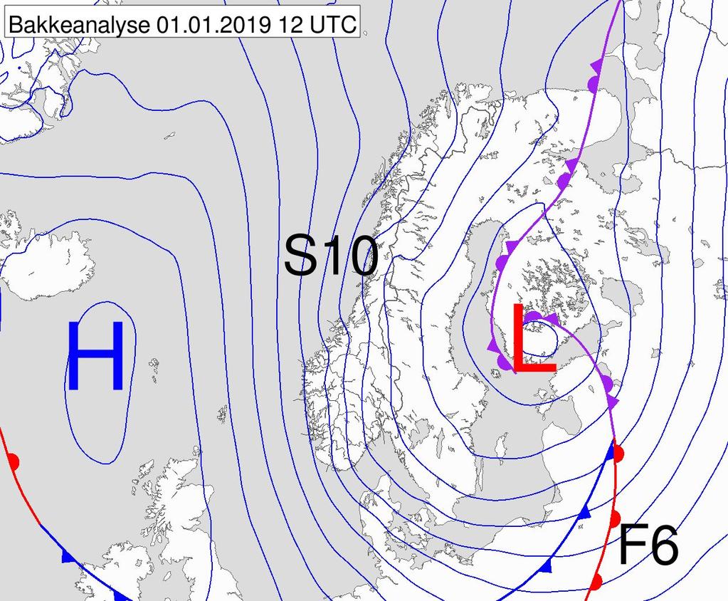 Sent mandag kveld går stormsenteret inn over land like nord for Bodø og svekkes forbigående.