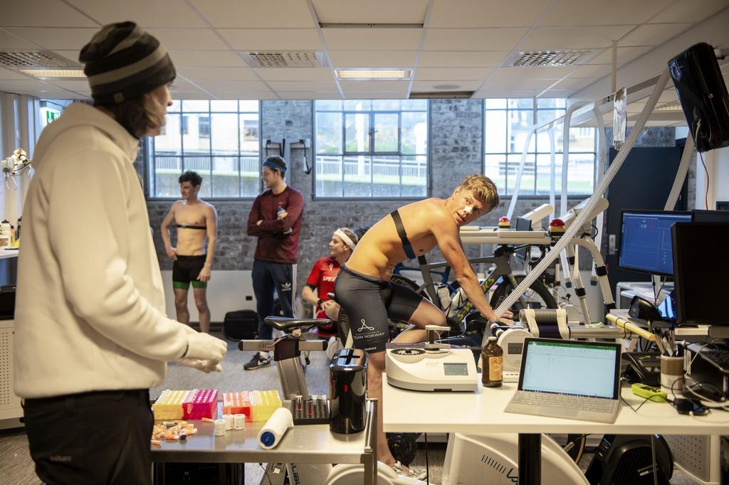 Fred Ivar Utsi Klemetsen PÅ VEI OPP: Casper Stornes fra Askøy har som mål å komme seg til OL. Her er han og tester seg hos Olympiatoppen i Bergen.