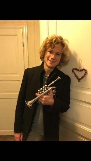 april, Stokken kirke kl. 11.00. Arvid Lien spiller klassisk gitar. Han er lærer på både videregående skole og kulturskolen i Ski.