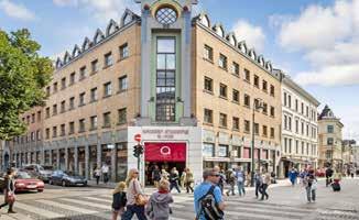 I tillegg til butikkene ligger biblioteket i senteret, og nærhet til kulturhuset bidrar også til trafikk.