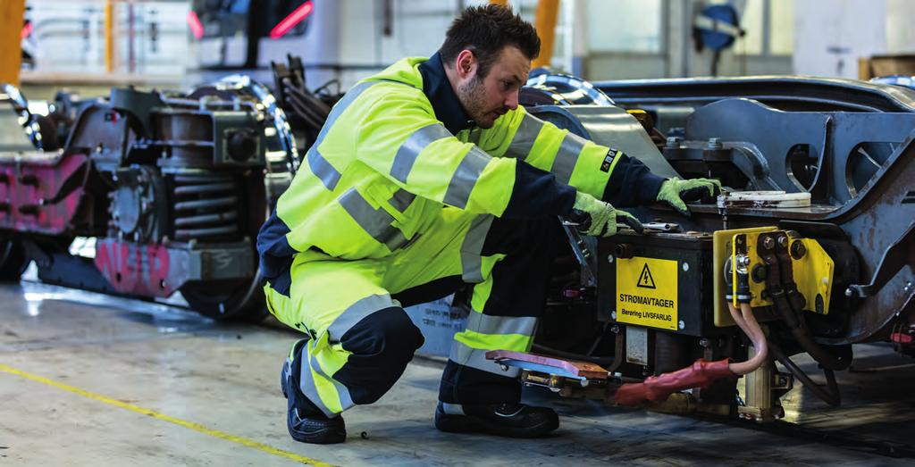 Kjeledressen har 2 brystlommer med klaff, 2 sidelommer med gjennomgrep, 2 baklommer med klaff, ID-kortlomme, mobillomme, kartlomme med glidelås, pennelomme, innerlomme, dobbel lårlomme med klaff,