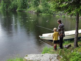 Fig.1. Stange Almenning byr på rike fiskeopplevelser for barn og voksne, også i dagens samfunn (Foto: Ole Mattis Lien). Raskerudåa og Spitalsjøen beskrives å ha en stor rikdom på småørret.