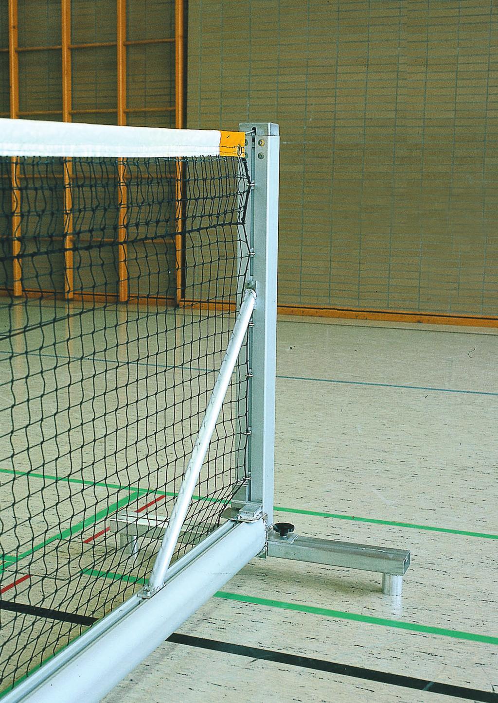 FRITTSTÅENDE TENNIS Solide og holdbare tennisstolper i aluminium med bunnskinne. For steder hvor fastmonterte stolper ikke lønner seg. Med disse kan arealet brukes til flere ulike aktiviteter.
