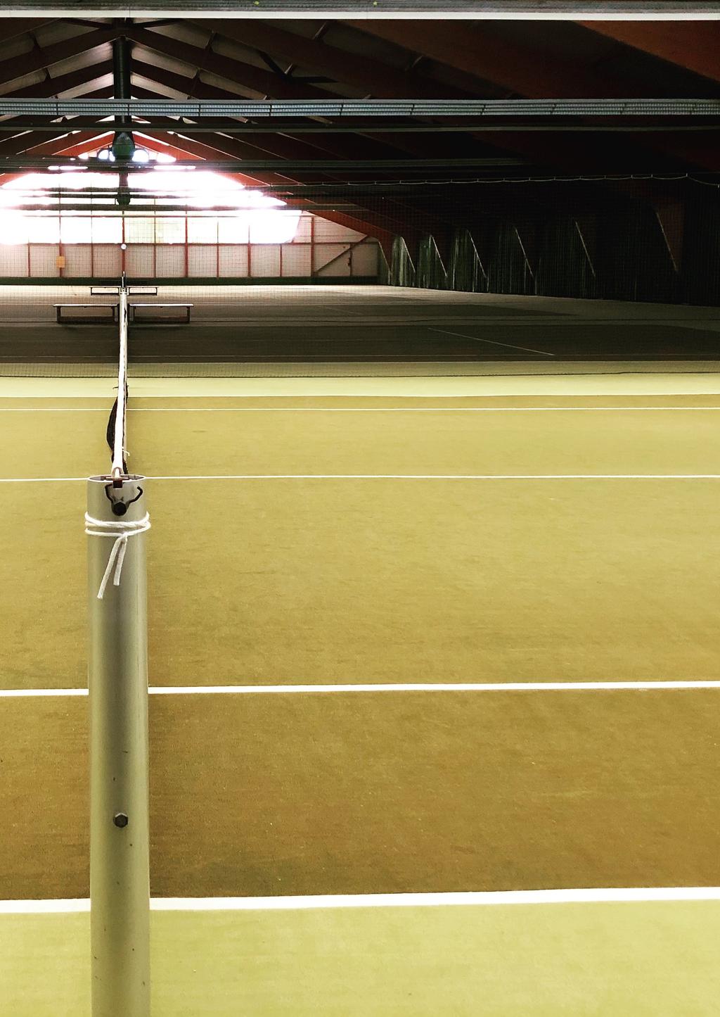 RANTZOWS TENNISSTOLPER Innendørs tennisstolper av stålrør. Strammestolpen er utstyrt med trinse.