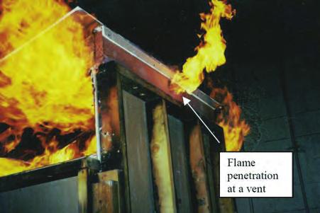 1. Bakgrunn og problemstilling Branngjennomtrengning Figur 8a. Brannforsøk med utvendig brann mot trevegg med takutstikk.