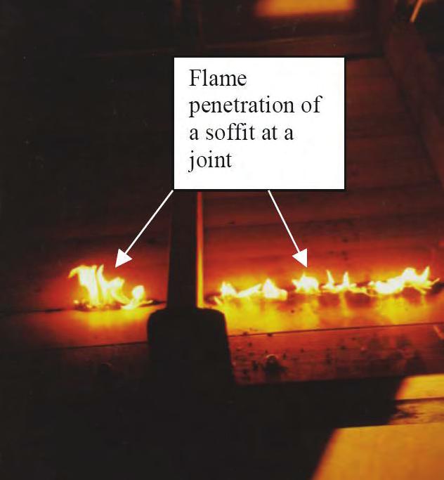 Branngjennomtrengning Figur 8b. Brannforsøk med utvendig brann mot trevegg med takutstikk.