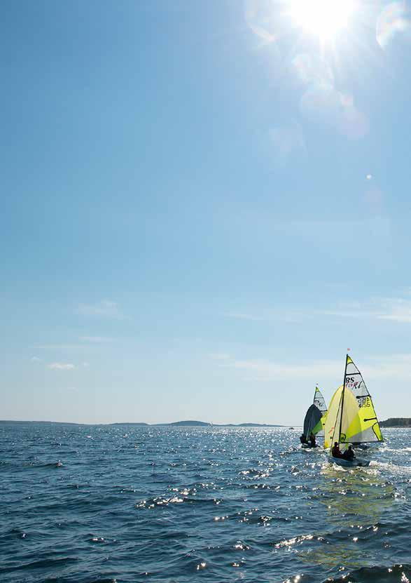 Sol, sommer og seiling! Velkommen til sommerkurs i seiling! I løpet av noen fine sommerdager ved sjøen skal du få prøve å seile sammen med andre og helt alene.