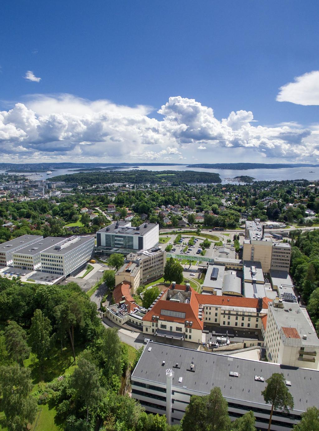 Radiumhospitalet Dette er et bilde av Radiumhospitalet i Oslo. Det er et sykehus for dem som har fått kreft. Lars Åge kan reise hit med bil, buss, T-bane eller taxi.