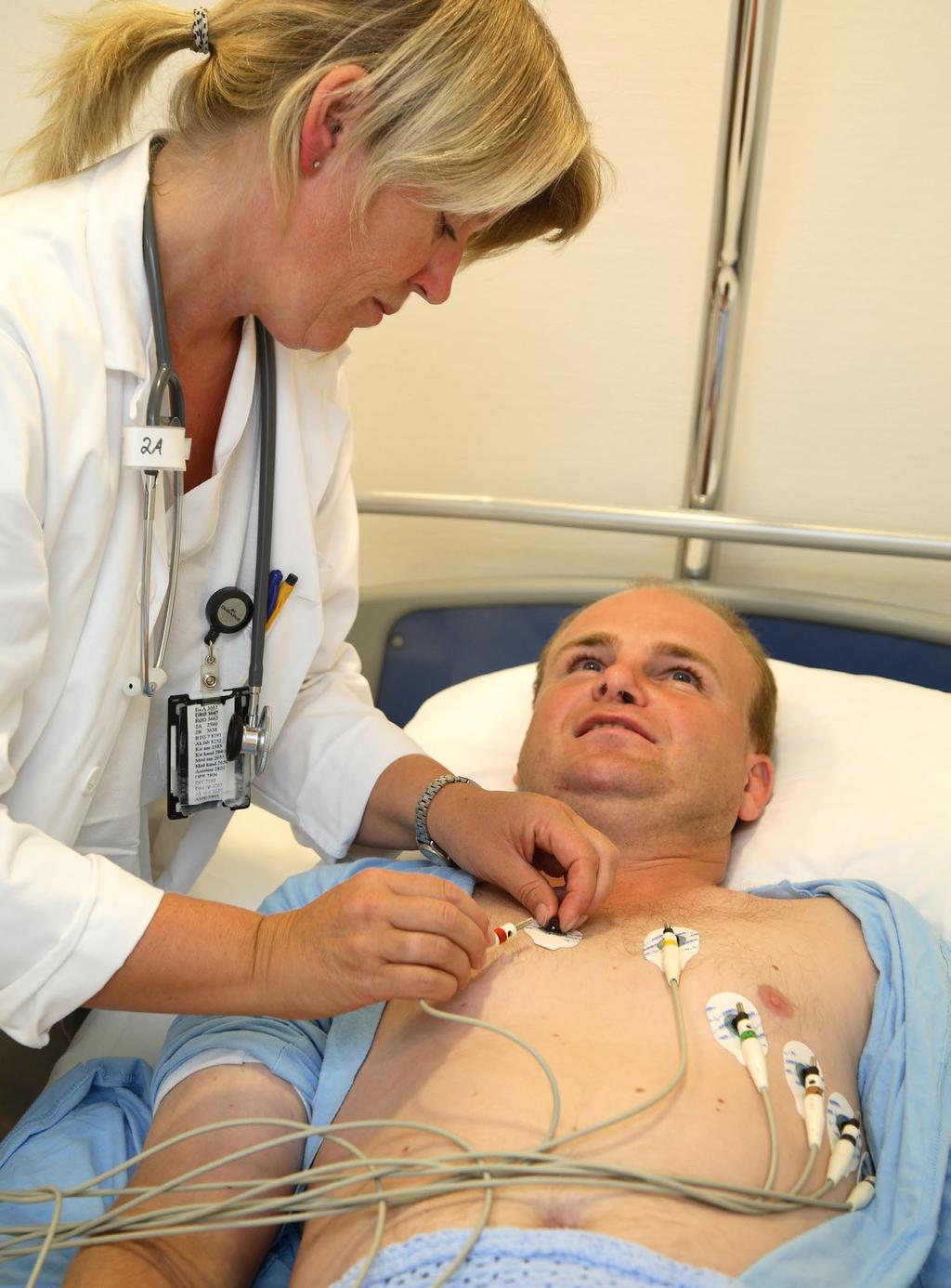EKG Lars Åge tar EKG. EKG betyr elektrokardiogram. Et EKG kan vise om hjertet slår som det skal, eller om det er noe galt. Det gjør ikke vondt å ta EKG.