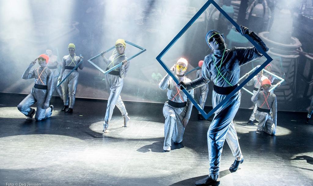 FANGET I TOLLBODEN (Foto: Dag Jenssen) Repertoar 05 EN FOLKEFIENDE av Henrik Ibsen, bearbeidet av Kristofer Blindheim Grønskag Instruktør Maren E.