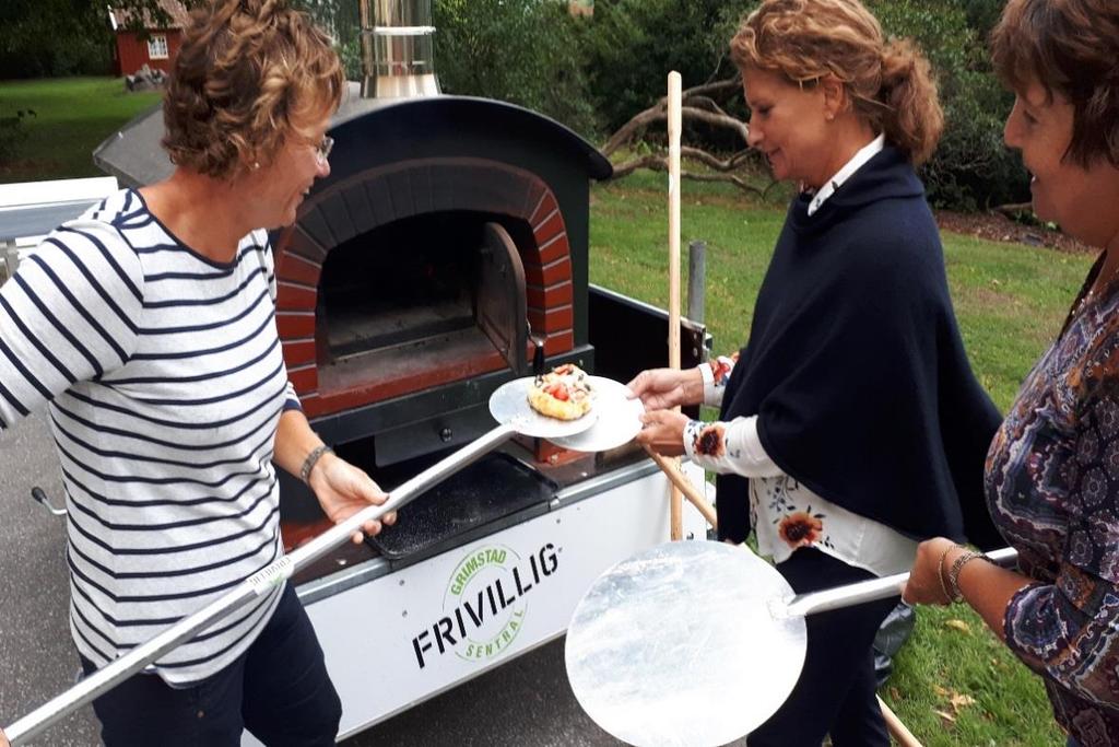 Grimstad Frivilligsentral Frivilligsentralen er en møteplass som formidler kontakt mellom mennesker i lokalmiljøet - noen trenger hjelp og andre ønsker å hjelpe.