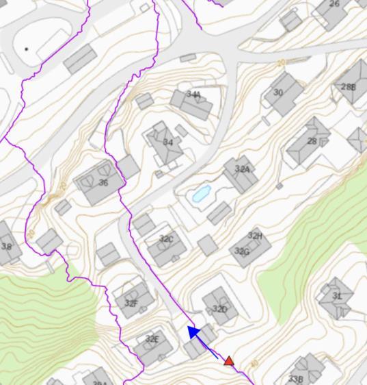 Dumping av hageavfall oppstrøms. Det er bygget et uthus rett ved inntaket.