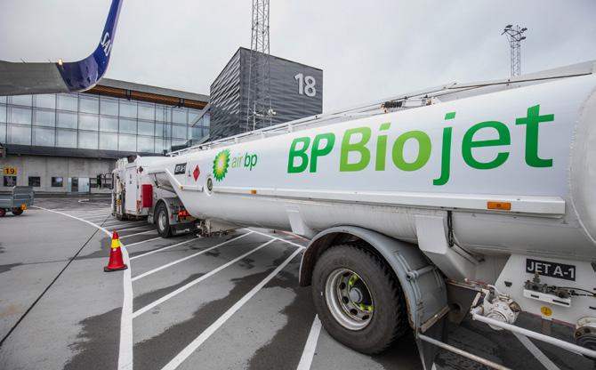 ÅRS- OG SAMFUNNSANSVARSRAPPORT 2018 41 Leveranse av Jet Biofuel på Bergen lufthavn, Flesland.