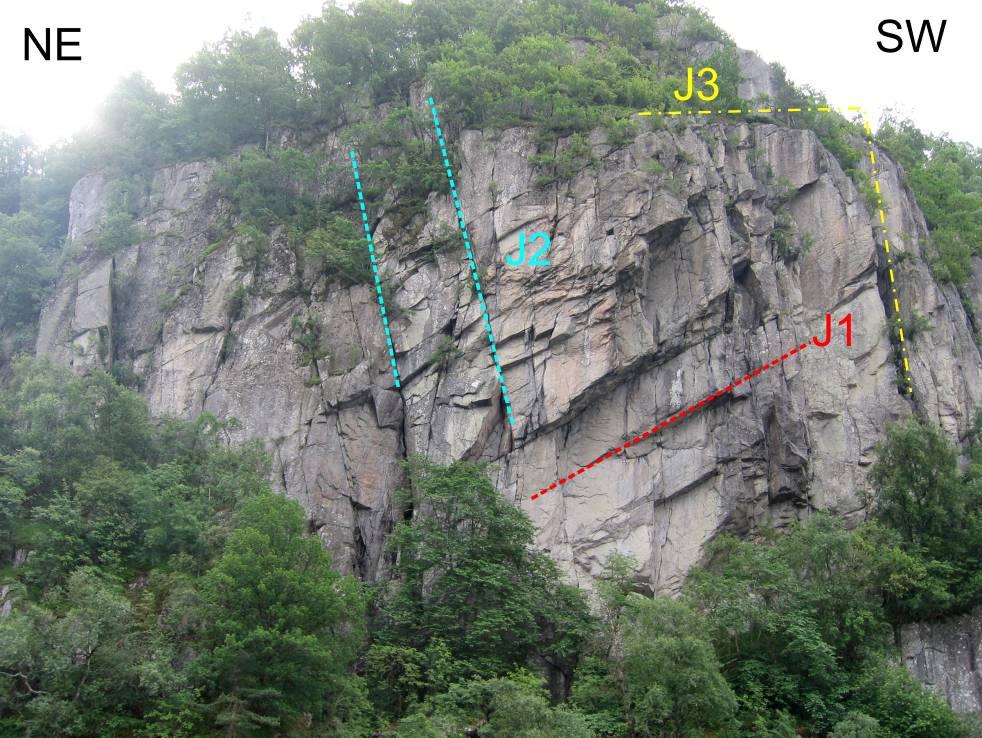 Figur 9. Bilde fra Sundsodden med inntegning av de geologiske hovedstrukturene (UTM 0373490 / 6459600).