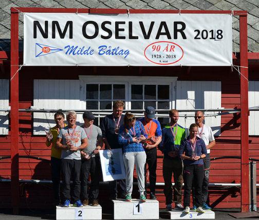 Oselvarklubben Årsberetning 2018 6 startet på 1.0 sek i 2. NM-seilas. Rormann Jan-Erik Christophersen, MB, fikk tildelt pokalen for ett år.