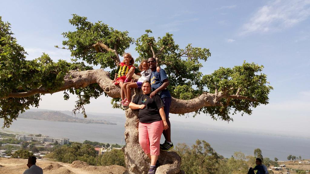 ETIOPIA FAMILIEN MYREN-GALLA Temesgen, Ragnhild, Ruth (10 år) og Marie (8 år) heter vi. Vi bor i Hawassa i Etiopia.