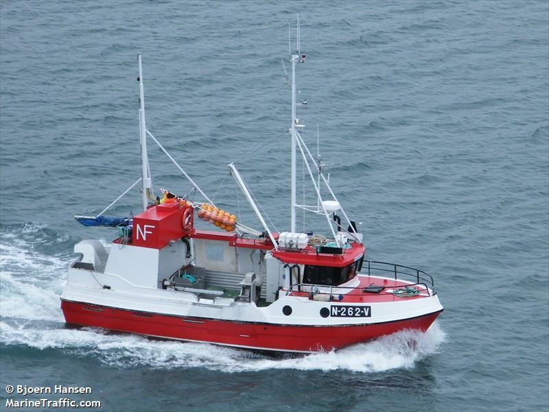 Statens havarikommisjon for transport Side 4 ENGLISH SUMMARY On the afternoon Tuesday 13 March 2018 the fishing vessel Bremholmen was observed going in circles on Innhavet in Nordland.