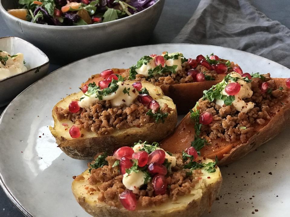 Pulled marinert med rødkålsalat og aioli i pitabrød Du trenger: 1 pk VegMe pulled marinert 2 ss olje til steking 4 pitabrød Rødkål salat: 1/2 liten rødkål 1 pose ruccula 65 g 1 klementin skåret i