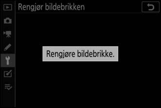 Rengjøring av bildebrikken Hvis du mistenker at støv eller smuss på bildebrikken virker inn på fotografiene, kan du rengjøre brikken ved hjelp av alternativet Rengjør bildebrikken i oppsettsmenyen.
