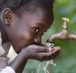 rent vann: Urent vann dreper flere mennesker enn krig og konflikt. Å ha tilgang til rent vann holder deg frisk og gir liv.