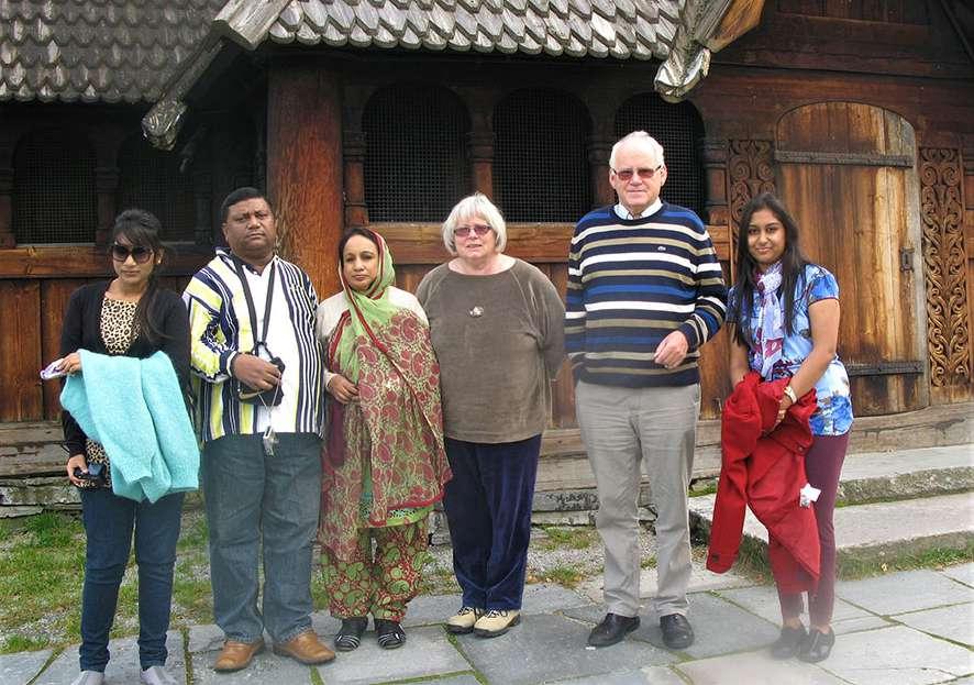 EN FAMILIEHISTORIE Et par år etter vår store familiereise til Bangladesh kom Hosneara, Assad og døtrene på sitt første Norges-besøk. Det var tidlig høst og en rundtur til fjells hørte med.