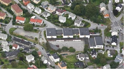 Planområdet avgrenses av Herman Grans vei i nord, Øvre Stadionvei i vest, Damsgårdslunden i øst og boligbebyggelse i sør. Damsgård hovedgård ligger like nord for planområdet.