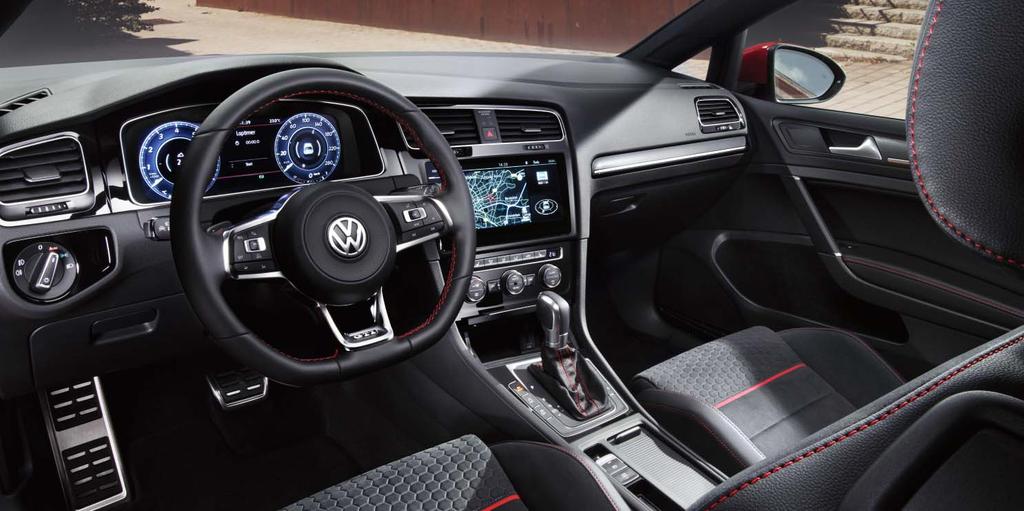 Innvendig utstyr 02 01 Volkswagen Golf GTI Performance. 01 02 Når du åpner førerdøren på Volkswagen Golf GTI, ønskes du velkommen av innstigningslister som er belyst i rødt.