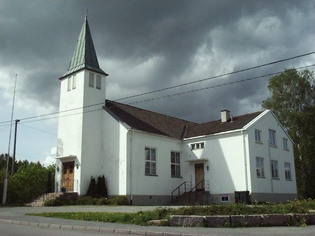 Lierskogen kirke Lierskogen kirke ble bygget i 1937. Bakgrunnhistorie: Privat initiativ v/ Lars og Nikoline Bøe Kapellet eller kirken ble menighetens eiendom etter ny kirkelov i 1997.