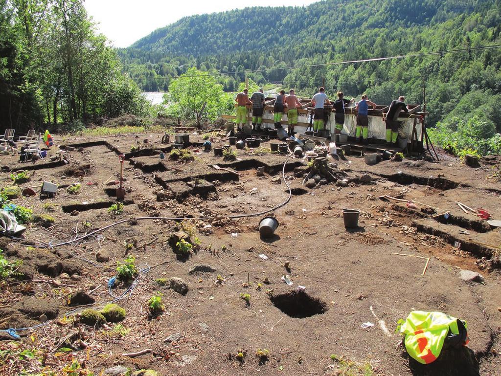 8. langangen vestgård 6 175 Figur 8.3. Det ble satt inn til dels store mannskapsressurser på Langangen Vestgård 6. Bilde tatt mot sørvest. Figure 8.3. Work in progress. Photo facing south-west.