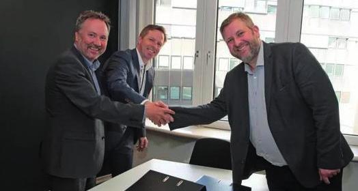 Regiondirektør Per Nilsen i Nettbuss og administrerende direktør Atle Rønning i Norgesbuss signerte nylig kontrakter for Romerike med administrerende direktør i Ruter, Bernt Reitan Jenssen.