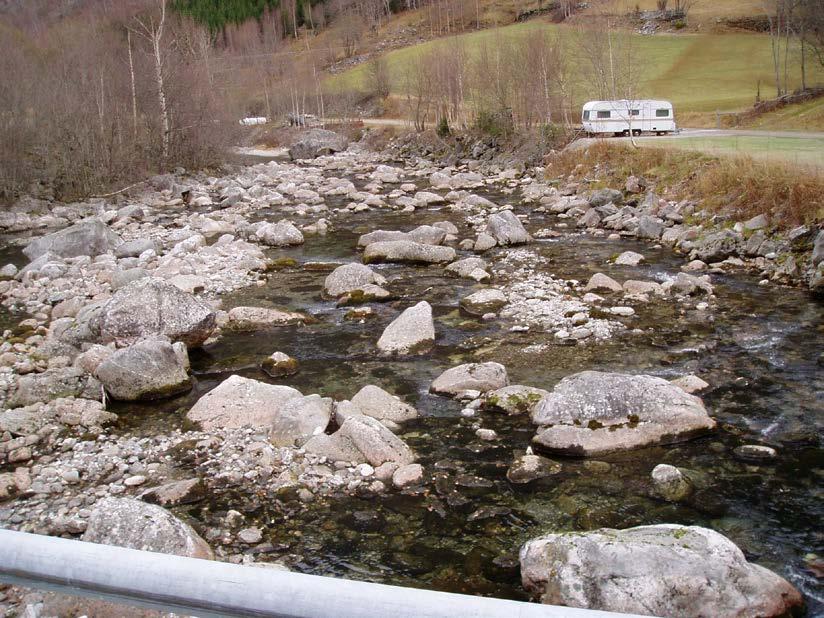 Vassføringsmålingar Ved Finnset var det vanskeleg å finne eit godt profil nær det vanlege