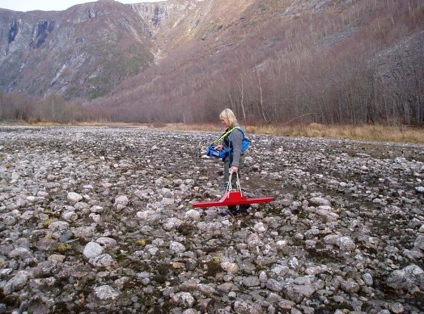 Georadarmålingar Det vart målt med georadar på tvers og på langs av elva ved alle målepunkta i elva, i det tørrlagte området nedstraums Fotopunkt vart det målt inn eit rutenett som dekka heile