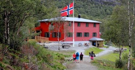 dyrke, jakte eller høste fra naturen og benytte, tilberede eller oppbevare ressursene ferdes mest mulig sporløst, trygt og respektfullt i